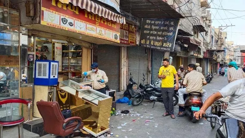 Kapurthala में लुटेरे लाखों के आभूषण लूटकर फरार Kapurthala में लुटेरे लाखों के आभूषण लूटकर फरार