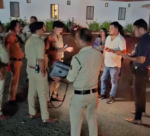 बार में आधी रात रेड, मैनेजर को पुलिस अफसर ने लगाई फटकार बार में आधी रात रेड, मैनेजर को पुलिस अफसर ने लगाई फटकार