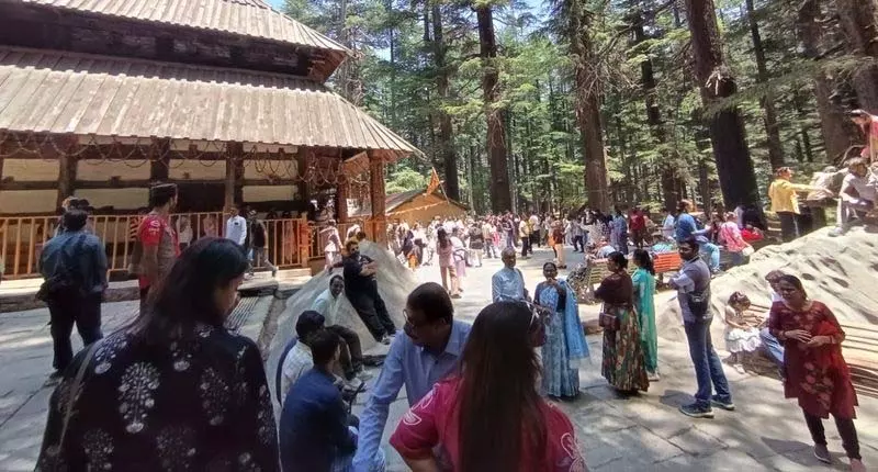 Manali के हडिम्बा मंदिर में भक्तों का तांता लगा Manali के हडिम्बा मंदिर में भक्तों का तांता लगा