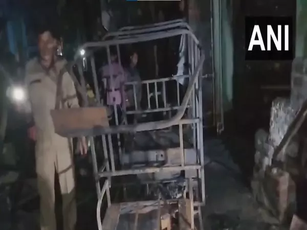 Delhi के दिलशाद गार्डन में आग लगने से दो लोगों की मौत Delhi के दिलशाद गार्डन में आग लगने से दो लोगों की मौत