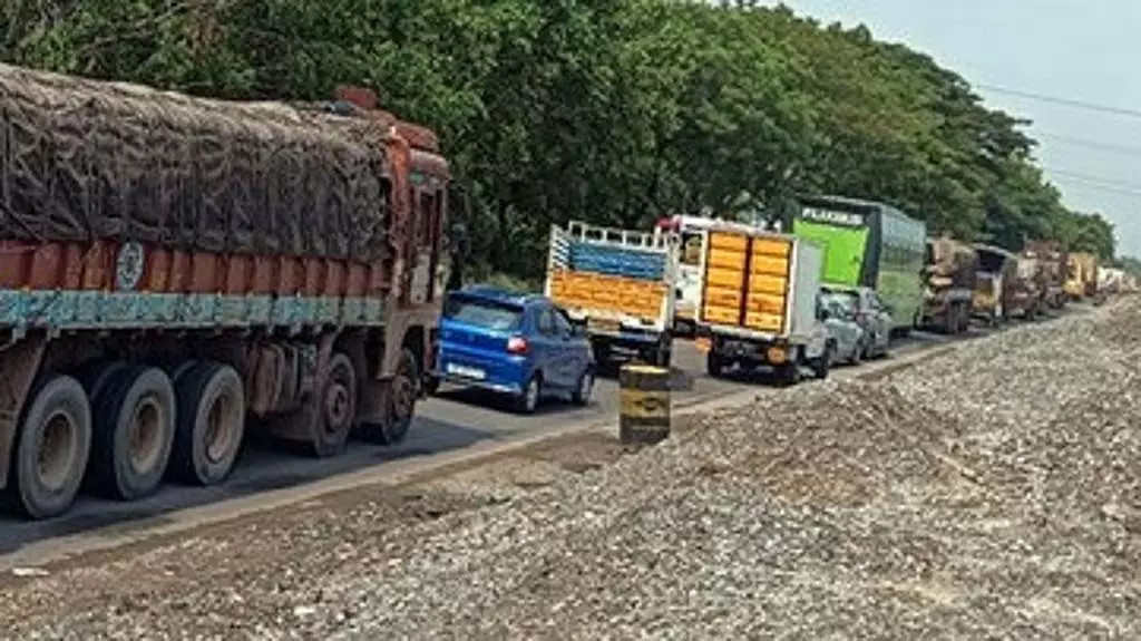 राष्ट्रीय राजमार्ग पर प्रतिदिन कई घंटों तक जाम: यात्री बुरी तरह प्रभावित राष्ट्रीय राजमार्ग पर प्रतिदिन कई घंटों तक जाम: यात्री बुरी तरह प्रभावित