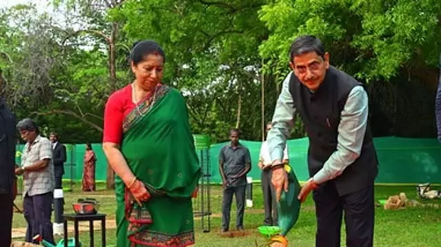 राज्यपाल आर.एन. रवि ने माँ के नाम पर एक पेड़ अभियान का शुभारंभ किया राज्यपाल आर.एन. रवि ने माँ के नाम पर एक पेड़ अभियान का शुभारंभ किया