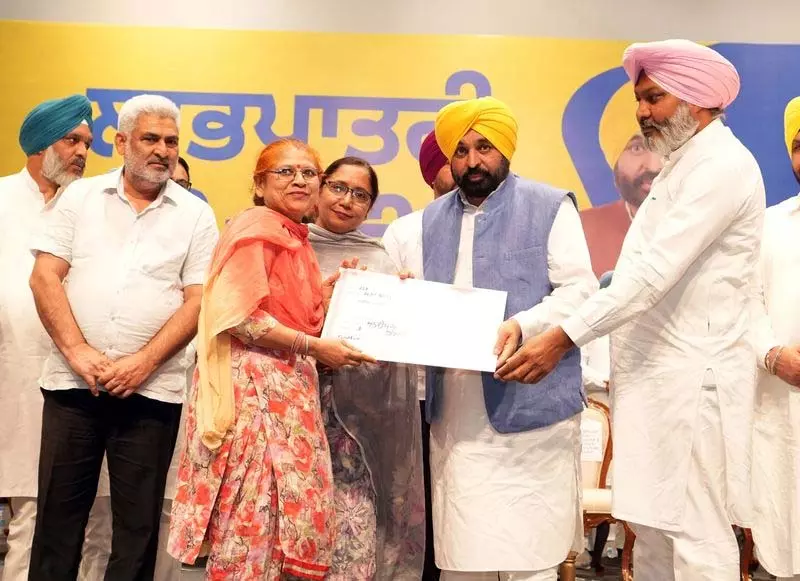बादल परिवार ने सिख मामलों में हस्तक्षेप करने के लिए राजनीतिक शक्ति का दुरुपयोग किया: Punjab CM बादल परिवार ने सिख मामलों में हस्तक्षेप करने के लिए राजनीतिक शक्ति का दुरुपयोग किया: Punjab CM