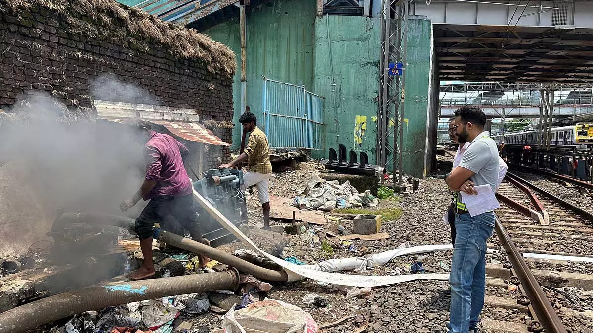 Mumbai : पश्चिम रेलवे ने जंबो ब्लॉक के दौरान पटरियों, नालियों और पंपों का निरीक्षण किया Mumbai : पश्चिम रेलवे ने जंबो ब्लॉक के दौरान पटरियों, नालियों और पंपों का निरीक्षण किया