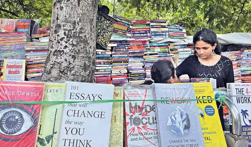 Kothi रविवार पुस्तक बाज़ार में ऑनलाइन स्टोर्स ने मारी बाजी, छोटी किताबों की दुकानों का भोजन Kothi रविवार पुस्तक बाज़ार में ऑनलाइन स्टोर्स ने मारी बाजी, छोटी किताबों की दुकानों का भोजन
