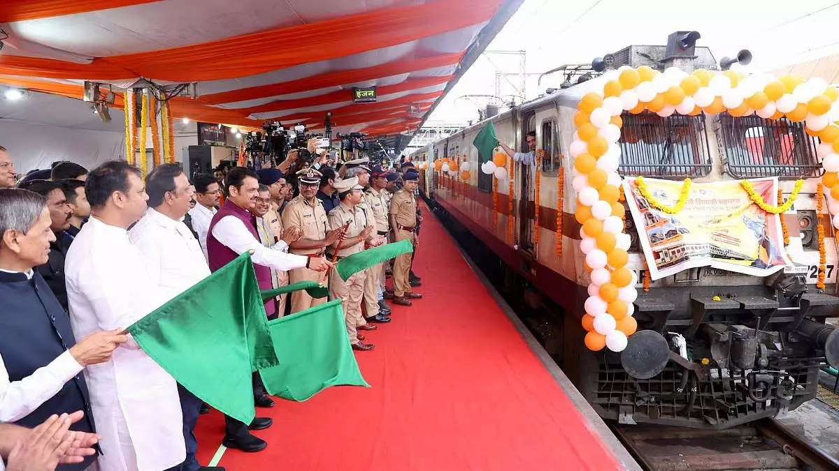 CM ने छत्रपति शिवाजी महाराज के राज्याभिषेक दिवस पर भारत गौरव ट्रेन को हरी झंडी दिखाई CM ने छत्रपति शिवाजी महाराज के राज्याभिषेक दिवस पर भारत गौरव ट्रेन को हरी झंडी दिखाई