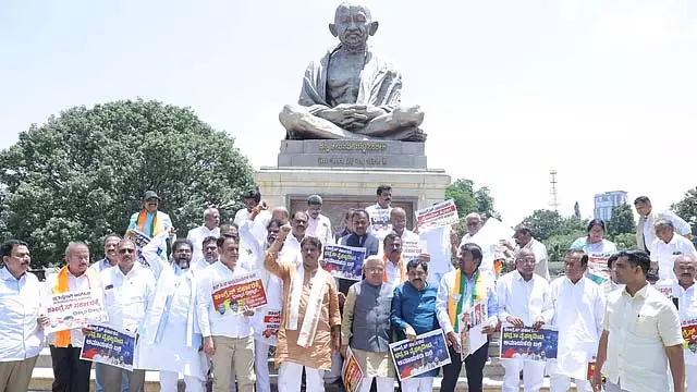 बेंगलुरु भगदड़: BJP MLA ने पीड़ित परिवारों को एक महीने का वेतन देने का प्रस्ताव रखा बेंगलुरु भगदड़: BJP MLA ने पीड़ित परिवारों को एक महीने का वेतन देने का प्रस्ताव रखा