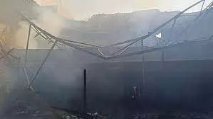 Kanpur: 30 साल से बंद पड़े जय हिंद टॉकीज में लगी आग Kanpur: 30 साल से बंद पड़े जय हिंद टॉकीज में लगी आग