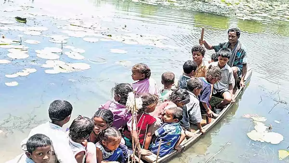 आदिवासी बच्चे स्कूल जाने के लिए हर रोज जान जोखिम में हैं डालते आदिवासी बच्चे स्कूल जाने के लिए हर रोज जान जोखिम में हैं डालते