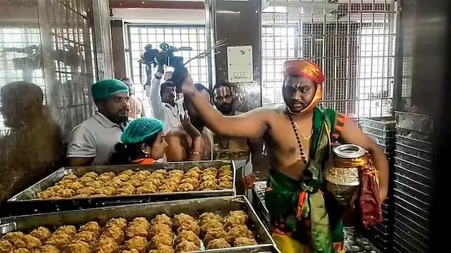 तिरुपति लड्डू मामला: TTD के पूर्व चेयरमैन, कार्यकारी अधिकारी को SIT का नोटिस तिरुपति लड्डू मामला: TTD के पूर्व चेयरमैन, कार्यकारी अधिकारी को SIT का नोटिस