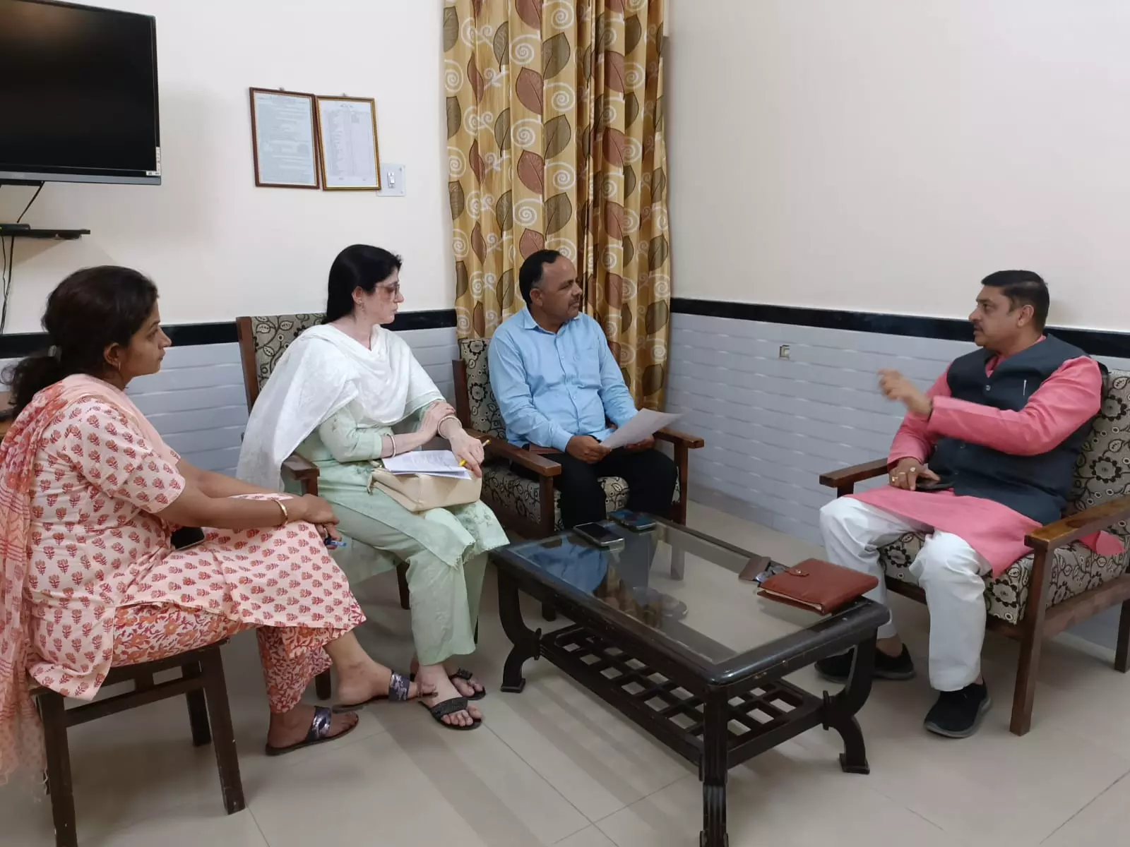 Sikar: राष्ट्रीय पिछड़ा वर्ग आयोग के सदस्य ने योजनाओं की प्रगति का लिया जायजा Sikar: राष्ट्रीय पिछड़ा वर्ग आयोग के सदस्य ने योजनाओं की प्रगति का लिया जायजा