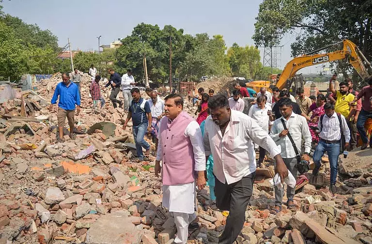 आप नेताओं ने निवासियों का समर्थन करने के लिए मद्रासी कैंप का दौरा किया आप नेताओं ने निवासियों का समर्थन करने के लिए मद्रासी कैंप का दौरा किया