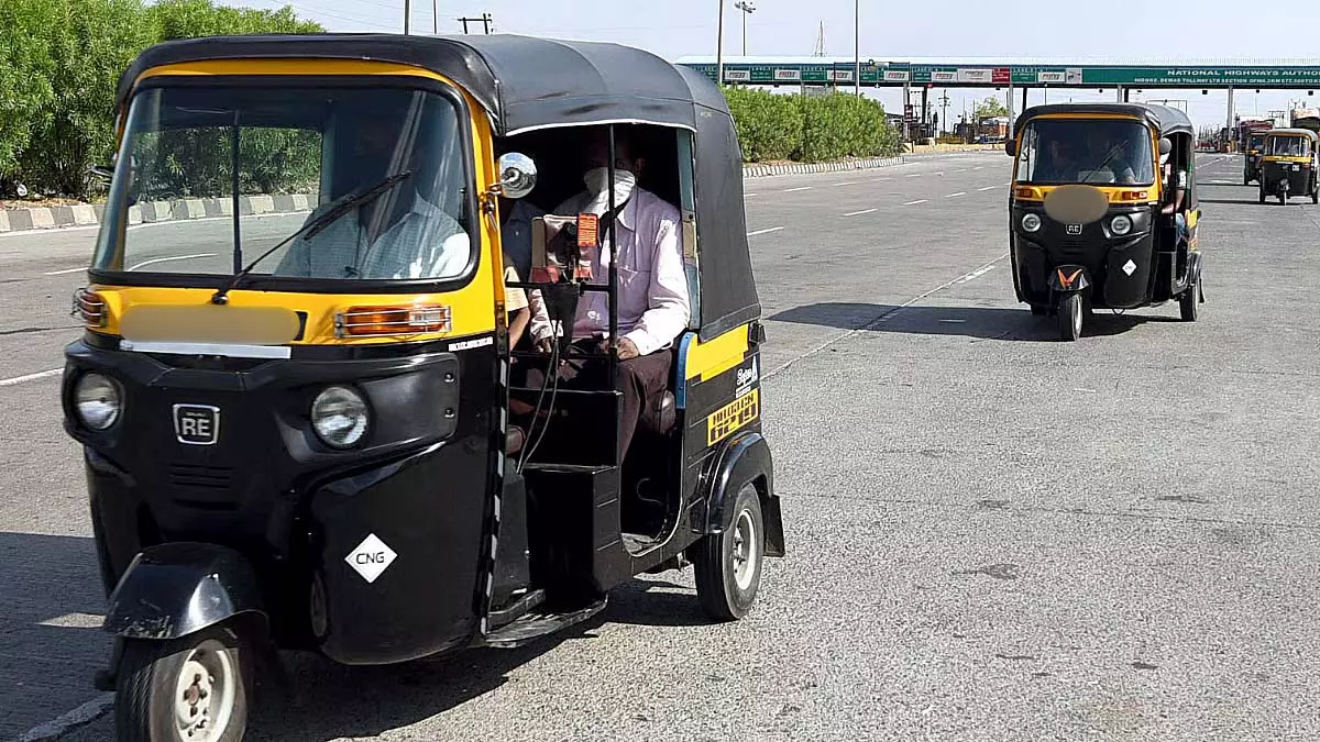 Pune : ऑटो चालकों का कहना है कि अतिरिक्त यात्री उनकी मजबूरी है, विकल्प नहीं Pune : ऑटो चालकों का कहना है कि अतिरिक्त यात्री उनकी मजबूरी है, विकल्प नहीं