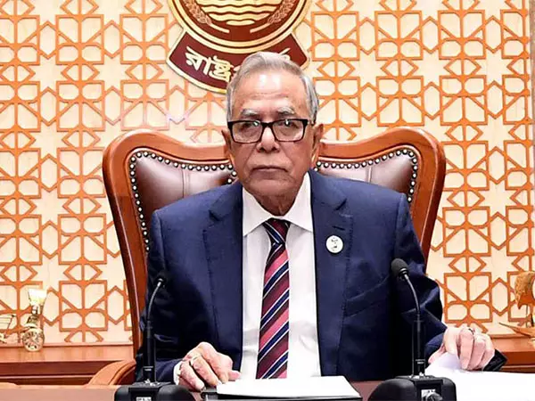 Bangladesh के पूर्व राष्ट्रपति अब्दुल हामिद राजनीतिक उथल-पुथल के बीच स्वदेश लौटे Bangladesh के पूर्व राष्ट्रपति अब्दुल हामिद राजनीतिक उथल-पुथल के बीच स्वदेश लौटे
