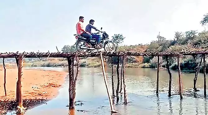 Odisha : गांवों के लोगों ने आने-जाने का कोई दूसरा रास्ता न होने पर लकड़ी के पुल बना लिए Odisha : गांवों के लोगों ने आने-जाने का कोई दूसरा रास्ता न होने पर लकड़ी के पुल बना लिए