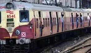 Mumbai : लोकल ट्रेन से गिरकर पांच यात्रियों की मौत, कई अन्य घायल Mumbai : लोकल ट्रेन से गिरकर पांच यात्रियों की मौत, कई अन्य घायल