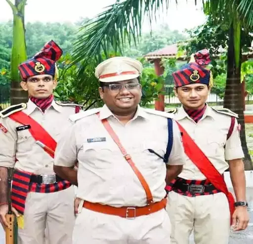 शहीद एएसपी आकाश राव गिरपुंजे को CM साय ने दी श्रद्धांजलि शहीद एएसपी आकाश राव गिरपुंजे को CM साय ने दी श्रद्धांजलि