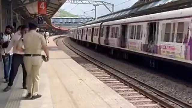 Maharashtra : भीड़भाड़ वाली ट्रेन से गिरकर पांच यात्रियों की मौत! Maharashtra : भीड़भाड़ वाली ट्रेन से गिरकर पांच यात्रियों की मौत!