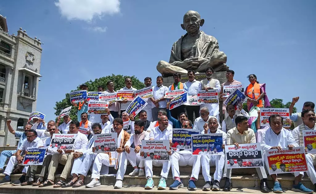 भगदड़ मामला: BJP ने सीएम और डीसीएम के इस्तीफे की मांग की भगदड़ मामला: BJP ने सीएम और डीसीएम के इस्तीफे की मांग की