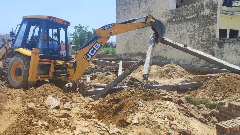 Yamunanagar गांव की अनाधिकृत कॉलोनी में इमारतें ढहाई गईं Yamunanagar गांव की अनाधिकृत कॉलोनी में इमारतें ढहाई गईं
