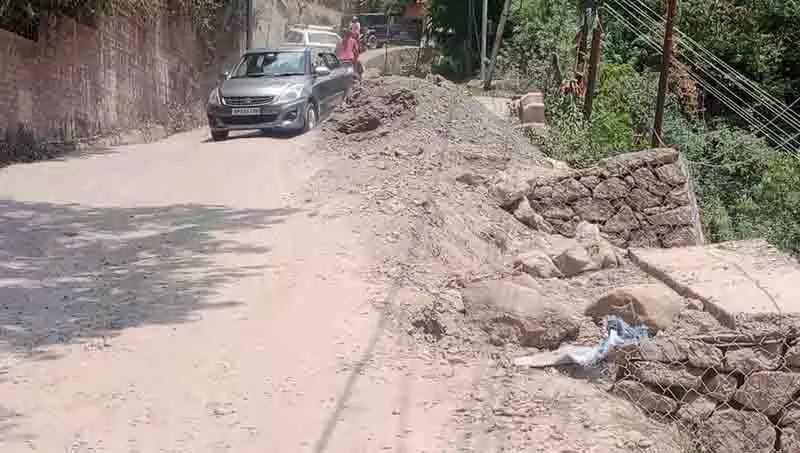Dharamshala-मैकलोडगंज सड़क का भविष्य ख़स्ताहाल Dharamshala-मैकलोडगंज सड़क का भविष्य ख़स्ताहाल