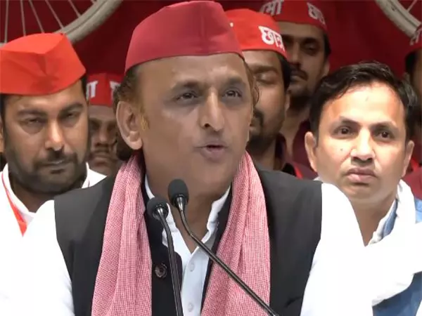 Akhilesh Yadav ने उपमुख्यमंत्री मौर्य और पाठक पर समुदायों को आपस में लड़ाने का आरोप लगाया Akhilesh Yadav ने उपमुख्यमंत्री मौर्य और पाठक पर समुदायों को आपस में लड़ाने का आरोप लगाया