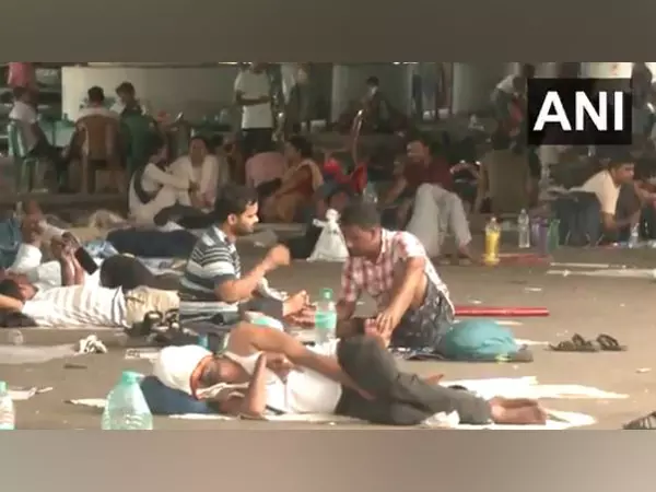 बर्खास्त शिक्षक सुप्रीम कोर्ट की सुनवाई में शामिल होने के लिए Delhi रवाना हुए बर्खास्त शिक्षक सुप्रीम कोर्ट की सुनवाई में शामिल होने के लिए Delhi रवाना हुए