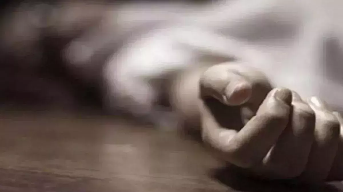 Mauganj में युवती की संदिग्ध मौत, ट्रैक्टर-ट्रॉली से शव ढोने पर उठे सवाल Mauganj में युवती की संदिग्ध मौत, ट्रैक्टर-ट्रॉली से शव ढोने पर उठे सवाल