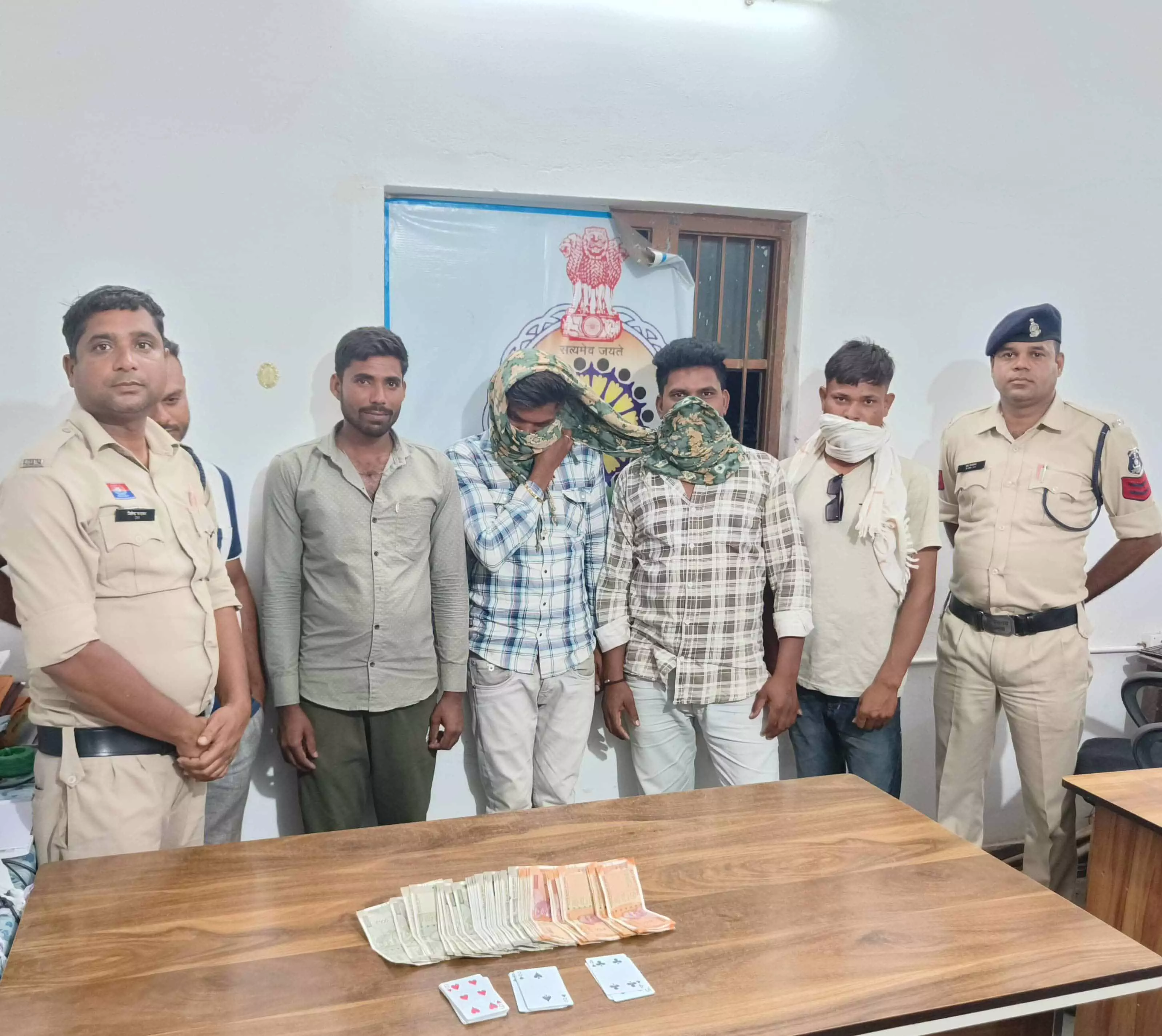 5 जुआरी गिरफ्तार, खार में जमी हुई थी महफिल 5 जुआरी गिरफ्तार, खार में जमी हुई थी महफिल
