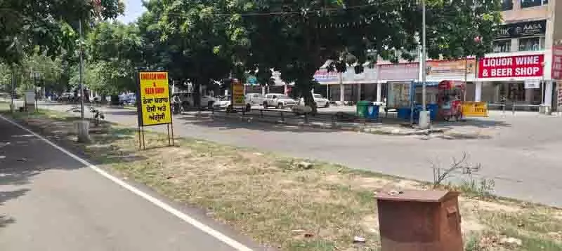 Chandigarh में शराब की दुकानों ने नियमों की धज्जियां उड़ाईं Chandigarh में शराब की दुकानों ने नियमों की धज्जियां उड़ाईं