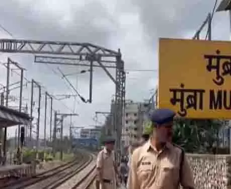 मुंबई: CSMT की ओर जा रहे 8 यात्री मुंब्रा स्टेशन पर अत्यधिक भीड़ वाली ट्रेन से गिरे मुंबई: CSMT की ओर जा रहे 8 यात्री मुंब्रा स्टेशन पर अत्यधिक भीड़ वाली ट्रेन से गिरे