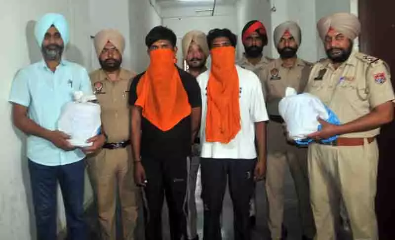 Amritsar ग्रामीण पुलिस ने 6 किलो हेरोइन के साथ दो लोग गिरफ्तार Amritsar ग्रामीण पुलिस ने 6 किलो हेरोइन के साथ दो लोग गिरफ्तार