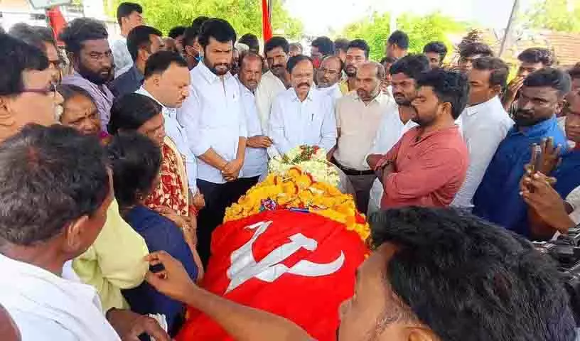 Adilabad में मारे गए माओवादी नेता अडेलु का अंतिम संस्कार किया गया Adilabad में मारे गए माओवादी नेता अडेलु का अंतिम संस्कार किया गया