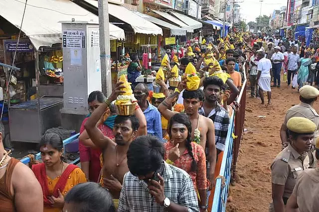 Tamil Nadu: थिरुपरनकुन्द्रम में भक्त दूध का घड़ा लेकर मन्नत पूरी करते Tamil Nadu: थिरुपरनकुन्द्रम में भक्त दूध का घड़ा लेकर मन्नत पूरी करते