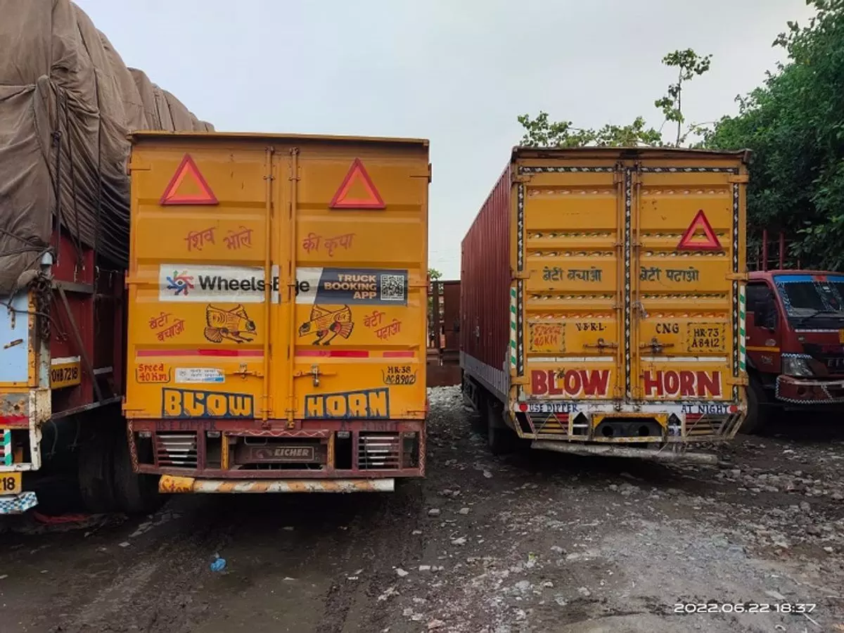 Faridabad: सीजीएसटी की टीम ने तंबाकू उत्पाद से भरा ट्रक पकड़ा Faridabad: सीजीएसटी की टीम ने तंबाकू उत्पाद से भरा ट्रक पकड़ा