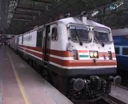 Mumbai के पास चलती लोकल ट्रेन से दस यात्री गिरे, एक की मौत Mumbai के पास चलती लोकल ट्रेन से दस यात्री गिरे, एक की मौत