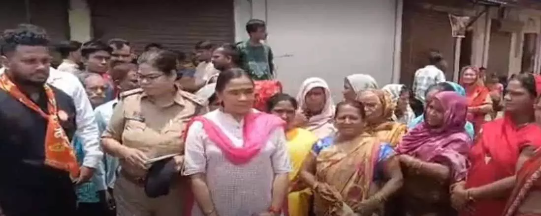 किशोर दौड़ रहे शराब भट्टी की ओर, महिलाओं ने की तत्काल हटाने की मांग किशोर दौड़ रहे शराब भट्टी की ओर, महिलाओं ने की तत्काल हटाने की मांग