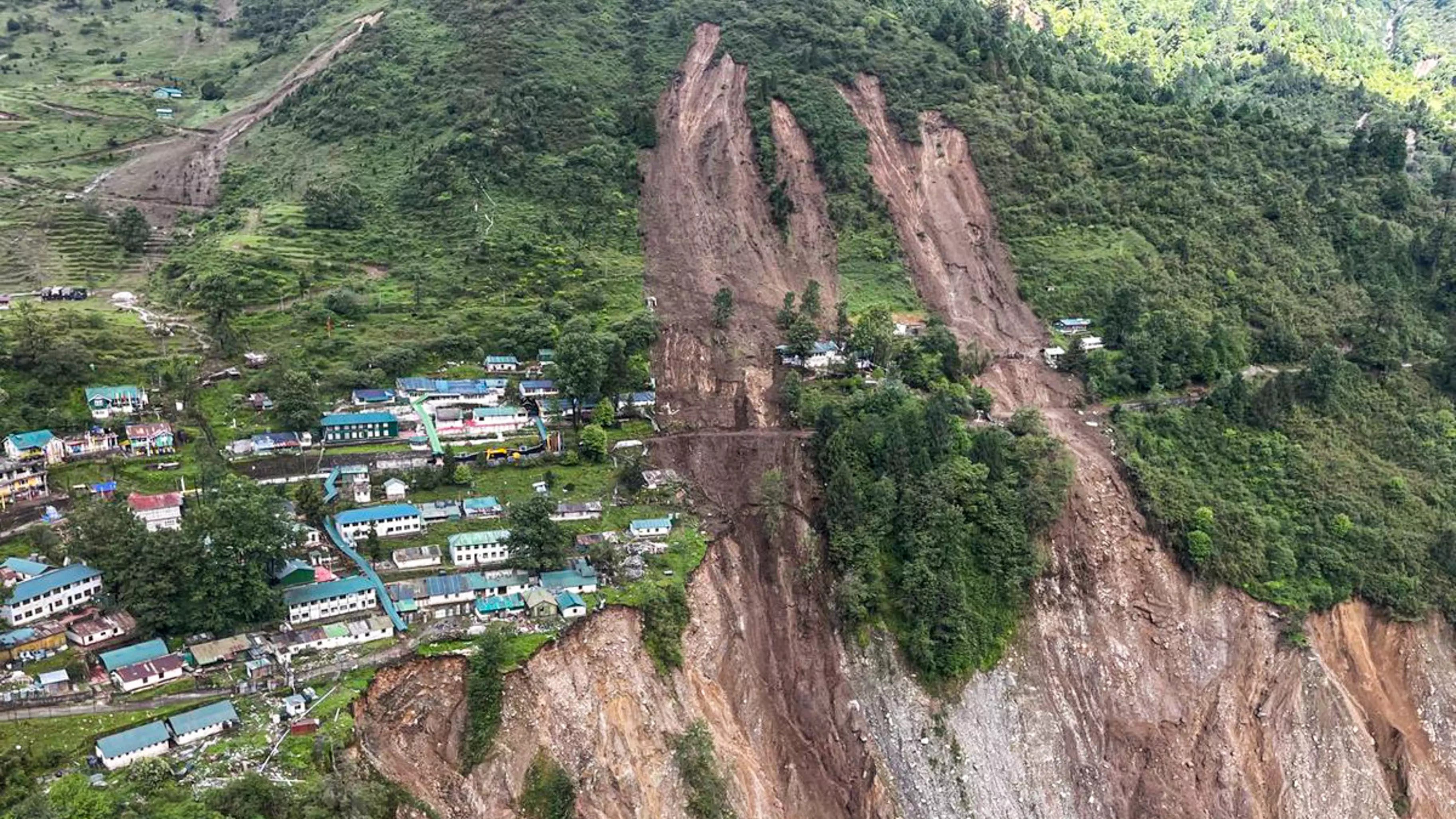 Sikkim landslides: सेना के जवान का शव बरामद, लापता जवानों की तलाश जारी Sikkim landslides: सेना के जवान का शव बरामद, लापता जवानों की तलाश जारी