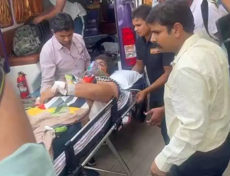 IED ब्लास्ट में घायल SDOP भानुप्रताप और इंस्पेक्टर सोनल ग्वाला को रायपुर लाया गया IED ब्लास्ट में घायल SDOP भानुप्रताप और इंस्पेक्टर सोनल ग्वाला को रायपुर लाया गया