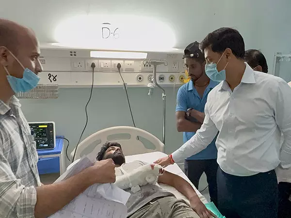 शिवसेना सांसद श्रीकांत शिंदे ने दिवा-मुंब्रा रेलवे स्टेशन के बीच दुर्घटना में घायल लोगों से की मुलाकात शिवसेना सांसद श्रीकांत शिंदे ने दिवा-मुंब्रा रेलवे स्टेशन के बीच दुर्घटना में घायल लोगों से की मुलाकात