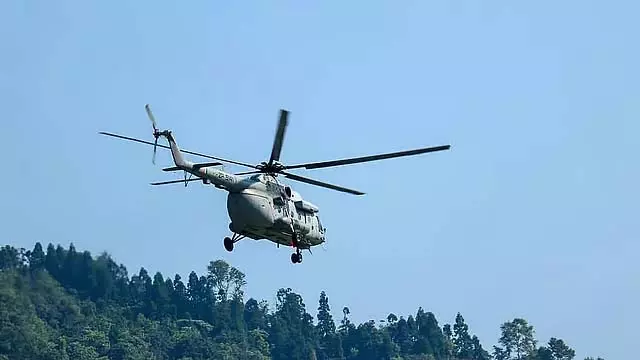 Sikkim : सेना के जवान का शव बरामद, पांच अन्य की तलाश जारी Sikkim : सेना के जवान का शव बरामद, पांच अन्य की तलाश जारी