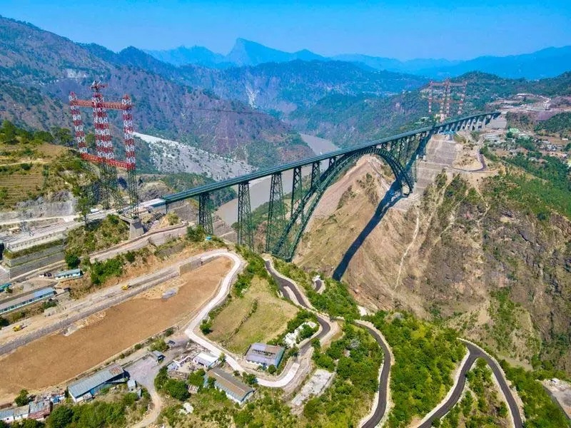 पायलटों की विशेष घोषणा के बाद Chenab पुल की तस्वीर लेने के लिए हवाई यात्रियों में होड़ पायलटों की विशेष घोषणा के बाद Chenab पुल की तस्वीर लेने के लिए हवाई यात्रियों में होड़