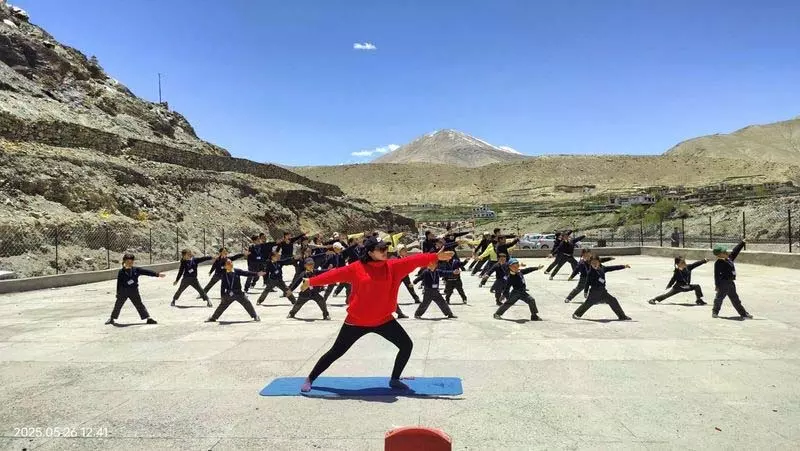 Jammu: लद्दाख में योग सत्र आयोजित Jammu: लद्दाख में योग सत्र आयोजित