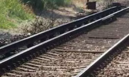 मजदूर की लाश रेलवे ट्रैक में मिली, पुलिस मान रही सुसाइड मजदूर की लाश रेलवे ट्रैक में मिली, पुलिस मान रही सुसाइड