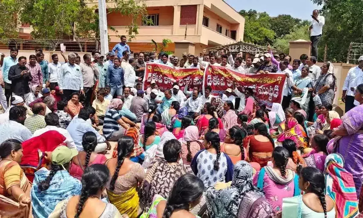 Andhra: शिक्षकों ने तबादलों के लिए वेब काउंसलिंग का विरोध किया Andhra: शिक्षकों ने तबादलों के लिए वेब काउंसलिंग का विरोध किया