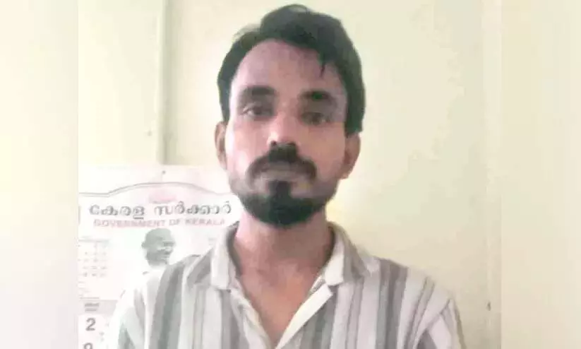 Kerala : बाइक पर बुजुर्ग महिला का हार तोड़ने के आरोप में युवक गिरफ्तार Kerala : बाइक पर बुजुर्ग महिला का हार तोड़ने के आरोप में युवक गिरफ्तार