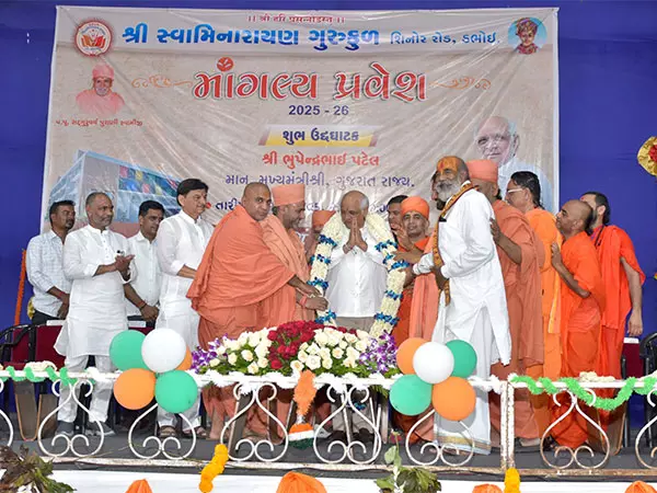 गुजरात: CM भूपेन्द्र पटेल ने वडोदरा में स्वामीनारायण गुरुकुल का किया उद्घाटन गुजरात: CM भूपेन्द्र पटेल ने वडोदरा में स्वामीनारायण गुरुकुल का किया उद्घाटन