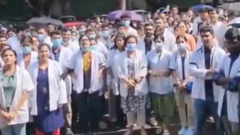 GMC में डॉक्टरों ने स्वास्थ्य मंत्री से माफी मांगने और VIP संस्कृति पर कार्रवाई की मांग को लेकर प्रदर्शन किया GMC में डॉक्टरों ने स्वास्थ्य मंत्री से माफी मांगने और VIP संस्कृति पर कार्रवाई की मांग को लेकर प्रदर्शन किया
