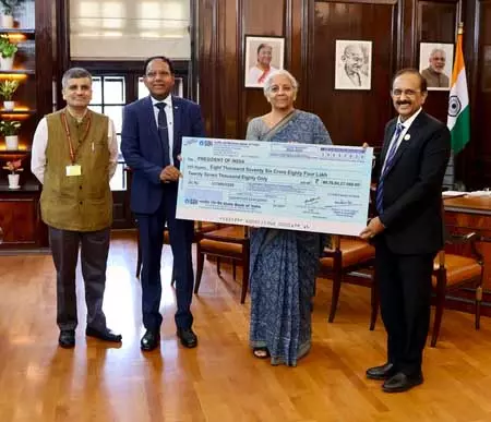 एसबीआई ने वित्त वर्ष 2024-25 के लिए सरकार को 8,077 करोड़ रुपए का लाभांश दिया एसबीआई ने वित्त वर्ष 2024-25 के लिए सरकार को 8,077 करोड़ रुपए का लाभांश दिया