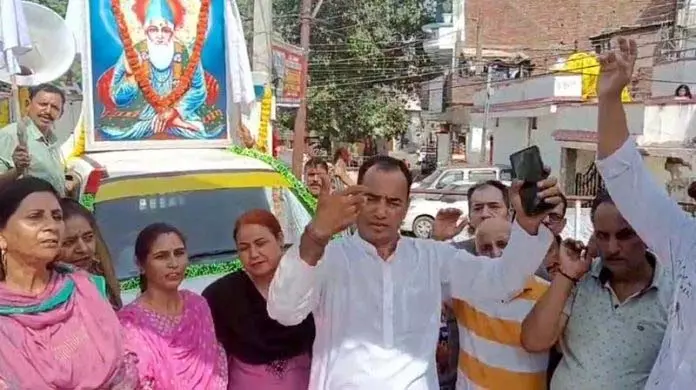 Jammu: संत कबीर दास जी की शोभा यात्रा निकाली गई Jammu: संत कबीर दास जी की शोभा यात्रा निकाली गई